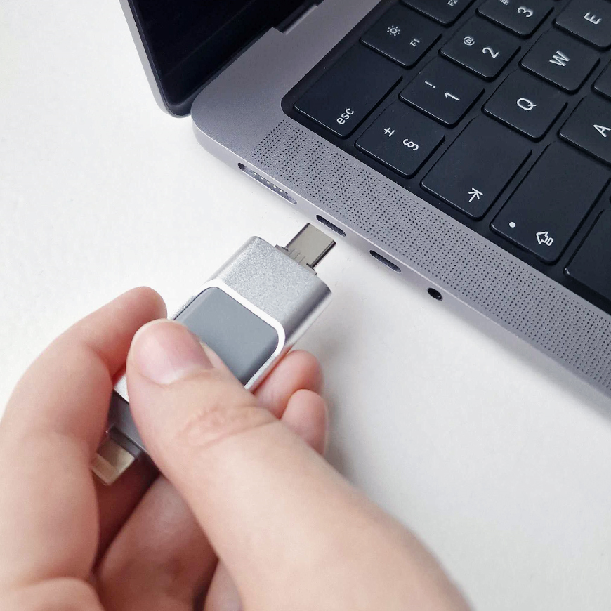 man plugging Phoxfer stick on the usb port of his laptop